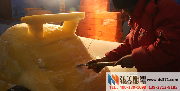 弘美雕塑技術(shù)人員正在制作冰雕